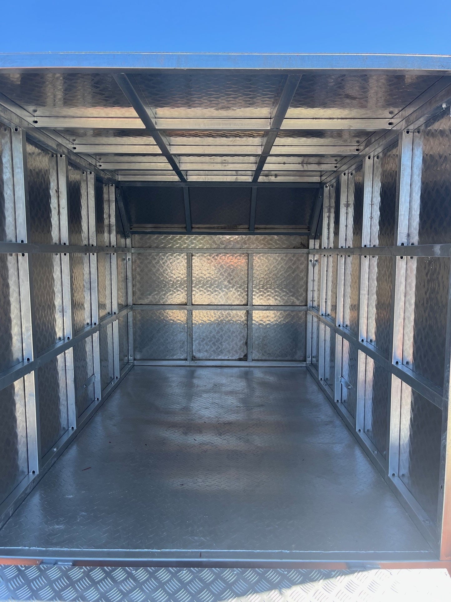 8x5 Short Enclosed SA 1250kg