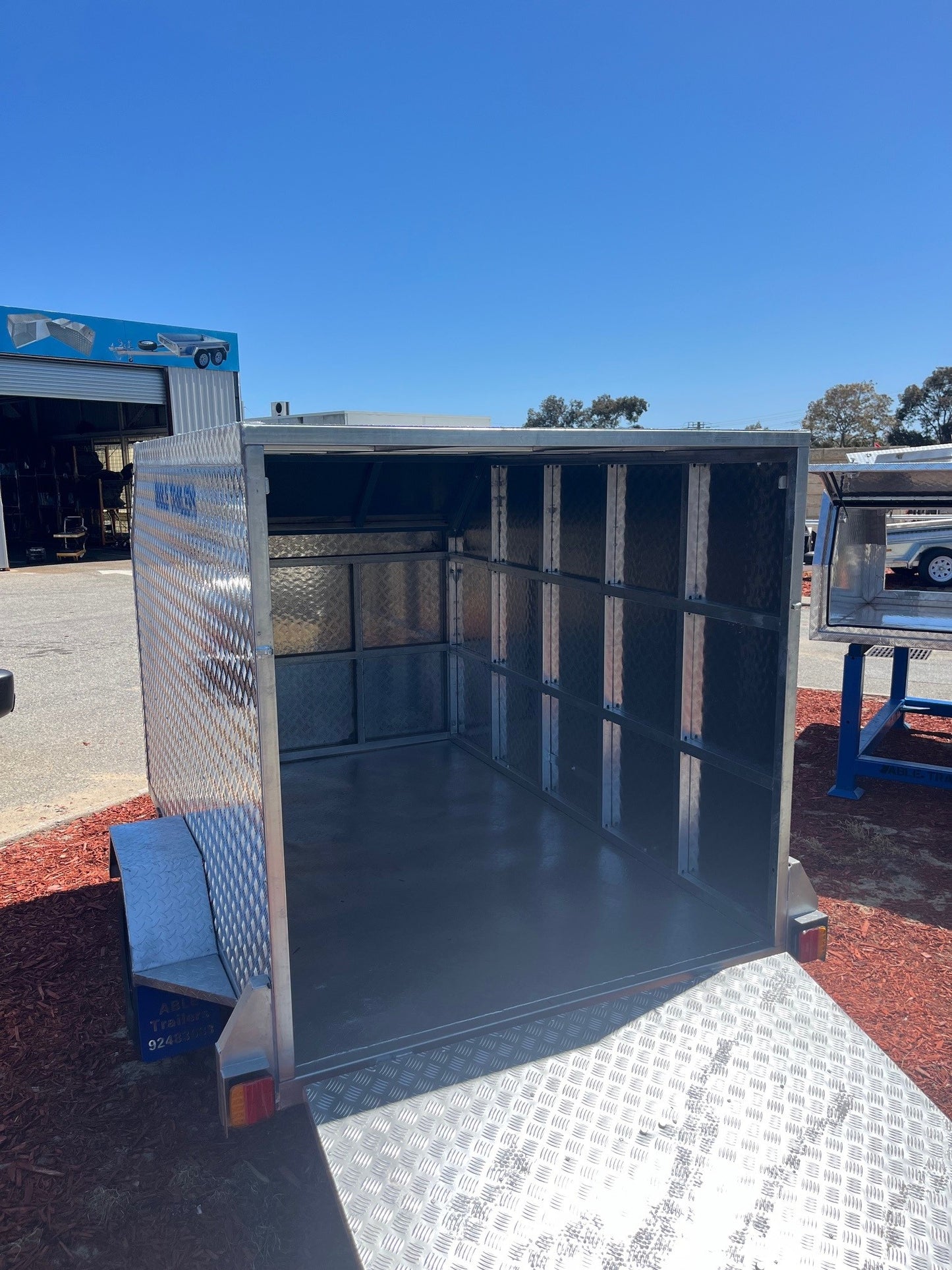 8x5 Short Enclosed SA 1250kg