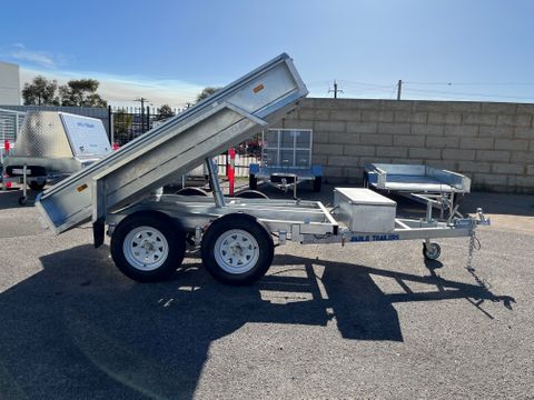 Side view of an 8x5 hydraulic tipper trailer with a 3500kg load capacity, highlighting its robust construction and high-performance lifting capability.